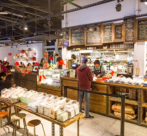 Stoviglie compostabili utilizzate nel supermercato