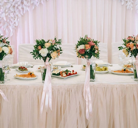 Stoviglie compostabili utilizzate nel matrimonio
